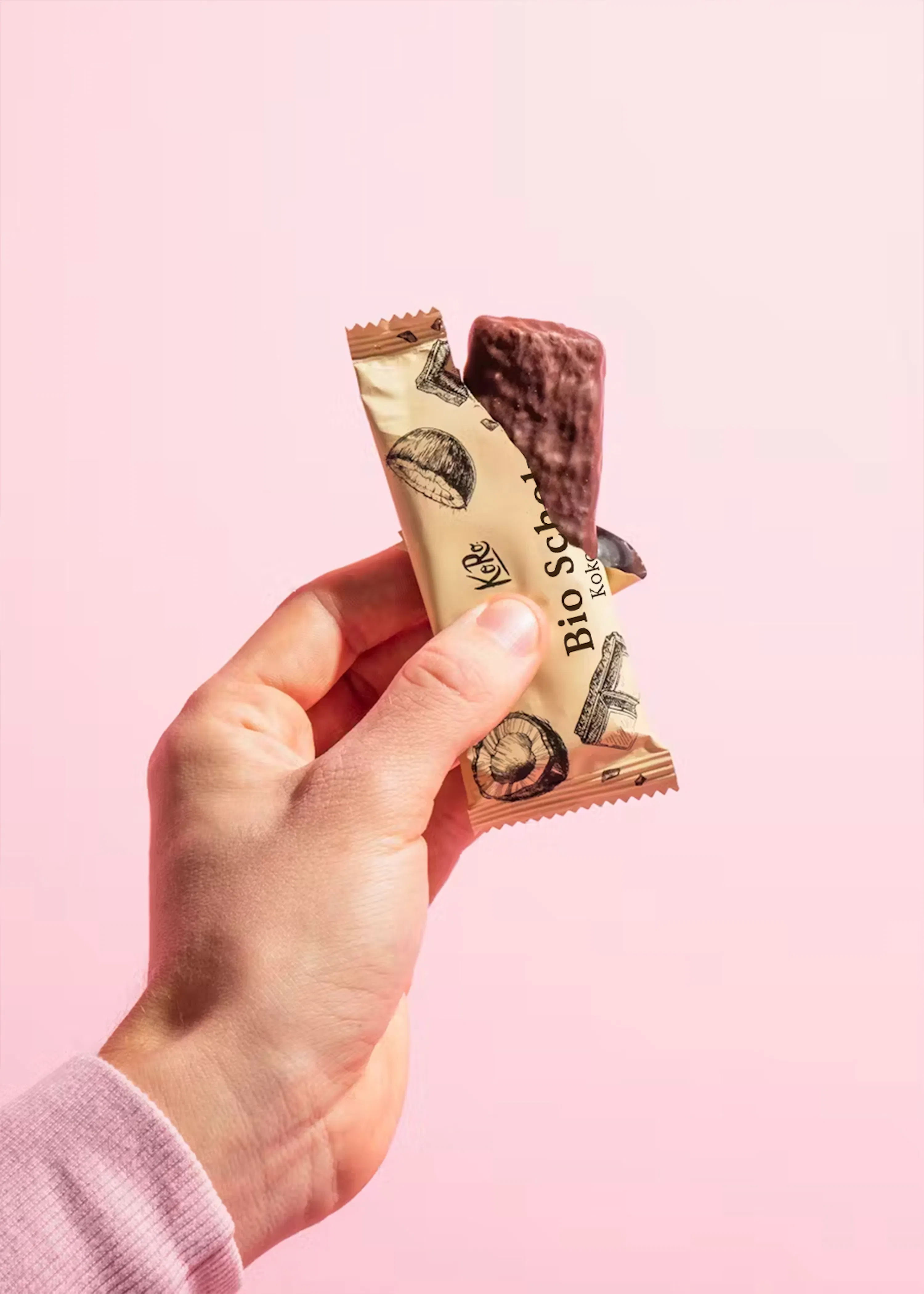 Eine Person hält einen Bio-Snack in der Hand